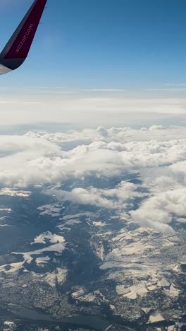 Vertikal-Video-Ansicht-Flugzeug-Fenster-Schnee-Berge-Winter-Skigebiet-Urlaub-Urlaub-1